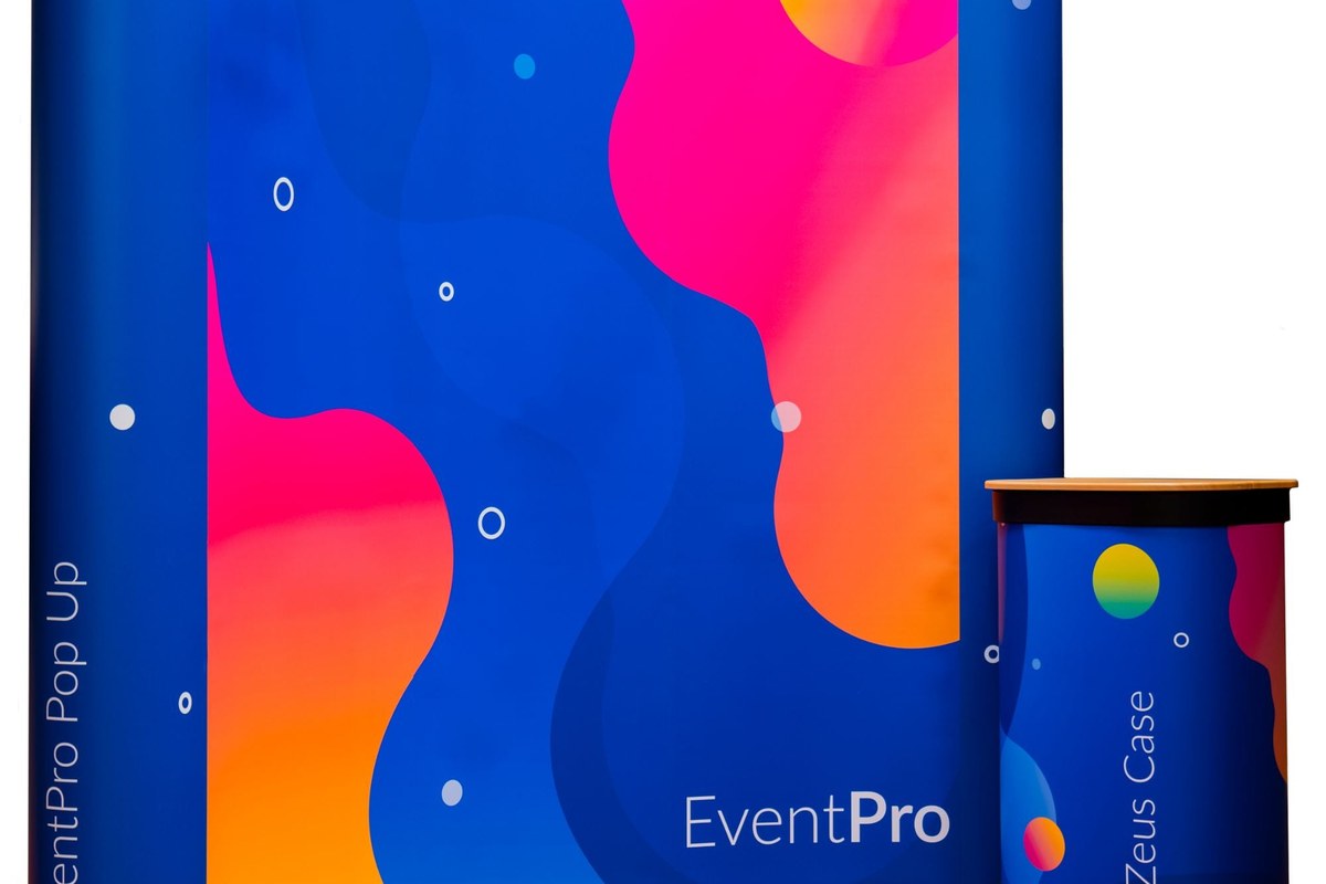 Curved pop up display stand for a travel event
