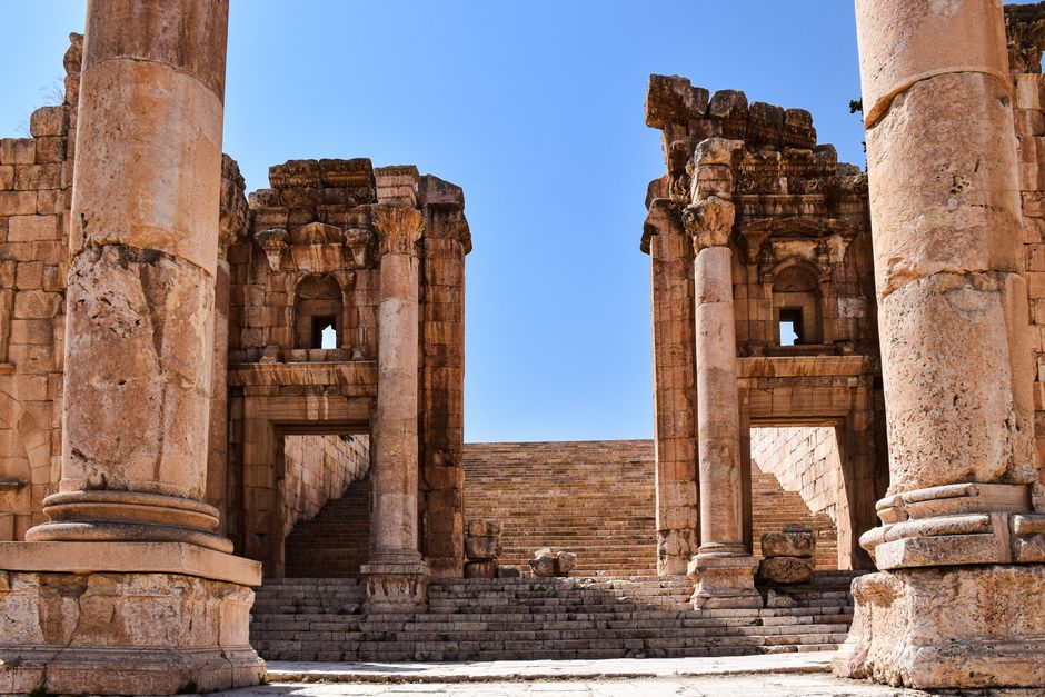 Explore the remarkable ancient ruins of Jerash, Jordan with grand stone columns and impressive architecture.